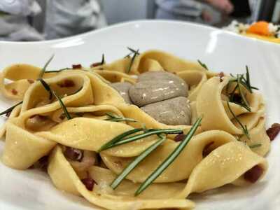 Recetario TALLARINES EN FORMA DE NIDO CON FALSOS HUEVOS DE CREMA DE SETAS COLMENILLA.